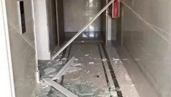 一个小动作，电梯门直接炸了，赔了六万五！物业提醒：千万别再这么干了！
